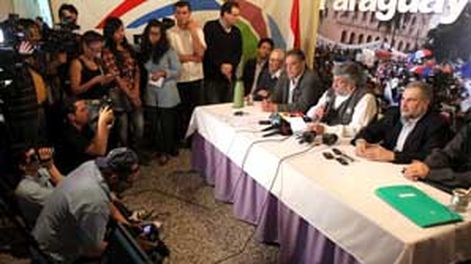 A un mes de su salida, Lugo promete “resistir”