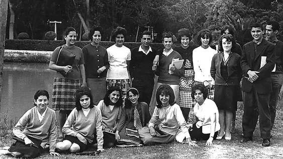 1963. Alumnos del Preparatorio con el Profesor Justo Barboza (derecha, atrás), en los lagos delParque que flanqueaban el ISA (de vincha blanca, Silvina Martínez)