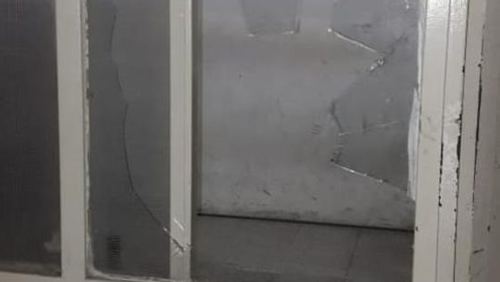 Estaba aprehendido por una contravención, le agarró un ataque de ira y rompió todo