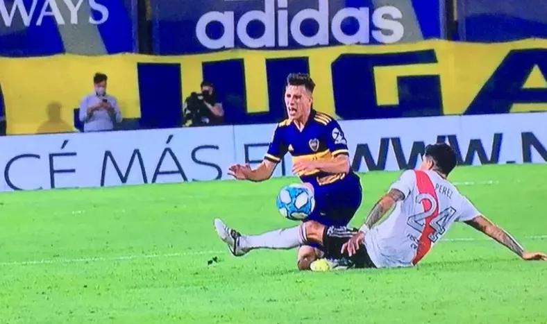 Enzo Pérez le entró fuerte a Capaldo y vio la roja