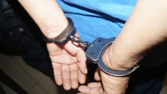 Denunció que le robaron dinero de su comercio y al llegar, la Policía encontró al ladrón en el techo