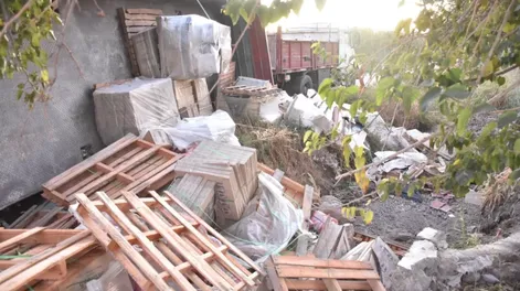 En Rawson volcó un acoplado cargado de porcelanato