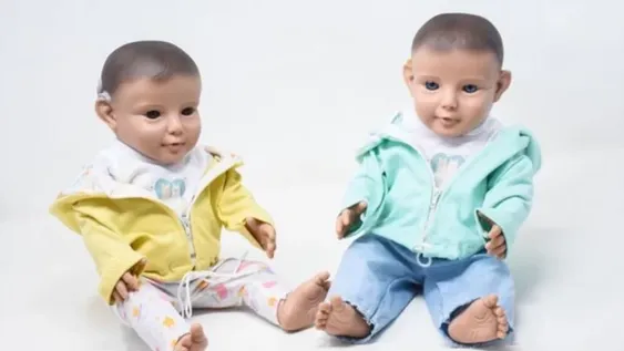 El muñeco para crear conciencia sobre los problemas auditivos