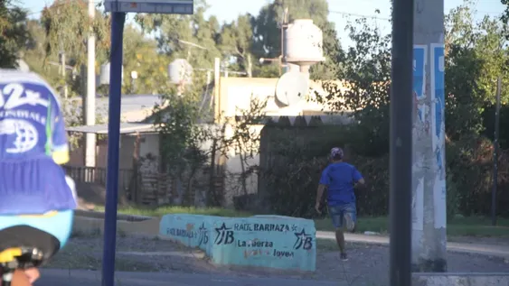 Secuencia de imágenes: un ladrón robó una cartera y huyó al interior de un barrio