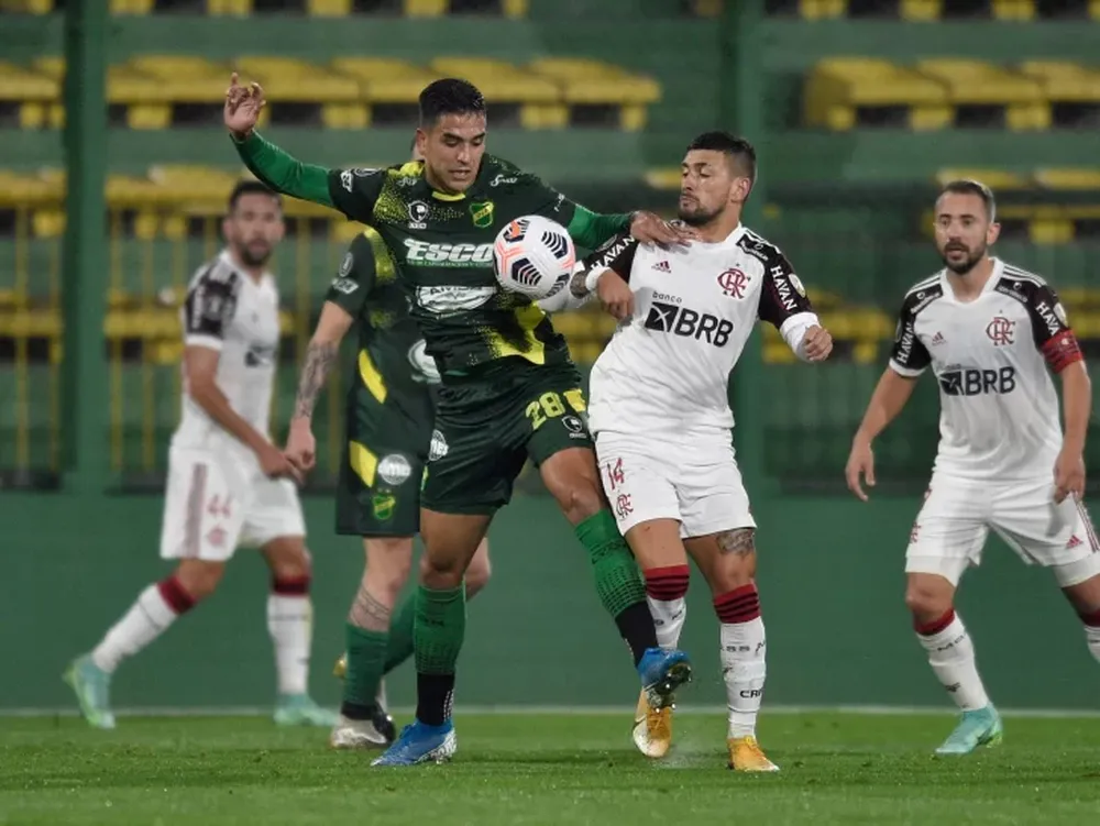 Defensa y Justicia tuvo su “martes 13” atrasado y cayó injustamente ante Flamengo