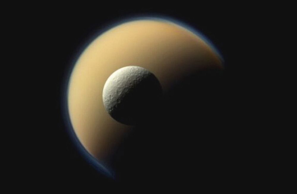 GRAN LUNA TITÁN. Con la luna más pequeña Mimas en primer plano.