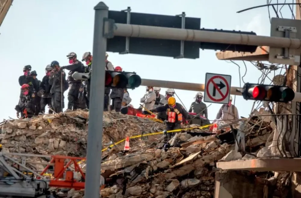 Confirmaron 10 muertos tras hallar otro cadáver entre los escombros del edificio