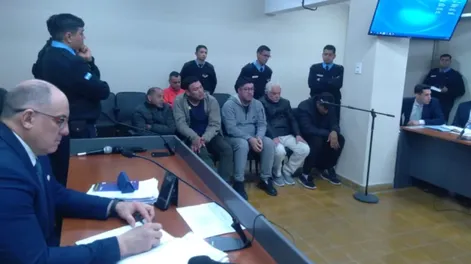 Los seis acusados escucharon los cargos de Fiscalía. El juez (izquierda) les dictó prisión preventiva a todos, pero 2 de ellos podrán cumplirla con modalidad domiciliaria.