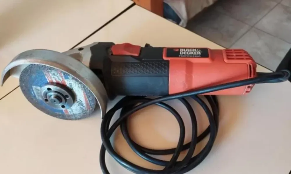 Robó una amoladora de una vivienda y la intentó vender: su tío lo entregó a la Policía