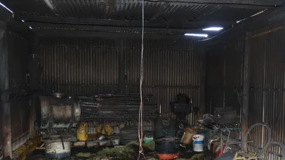 Pérdidas millonarias para un productor por un dañino incendio en el depósito de su finca