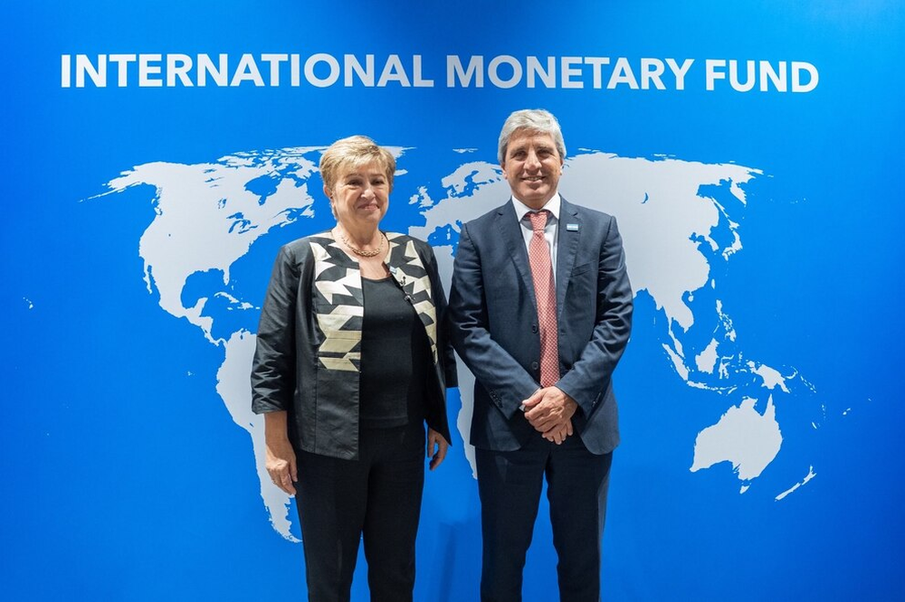 Caputo y Georgieva, durante el encuentro celebrado en el marco de las Reuniones Anuales del FMI y el Banco Mundial en Bangkok, Tailandia