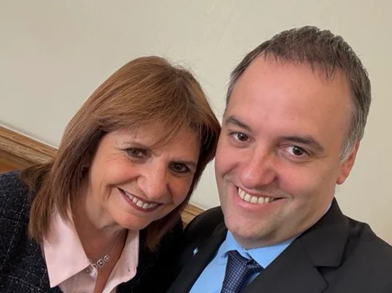 El jefe de Gabinete, Manuel Adorni, con la senadora Patricia Bullrich. El jefe de Gabinete, Manuel Adorni, con la senadora Patricia Bullrich.