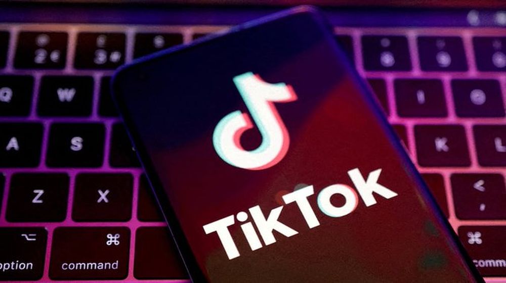 Acusan a tres adolescentes de haber abusado de un compañero en el aula para cumplir con un reto de TikTok