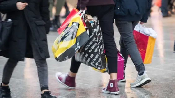 DE CABEZA A LOS PIES. Indumentaria y Calzado es el rubro que más creció en junio.