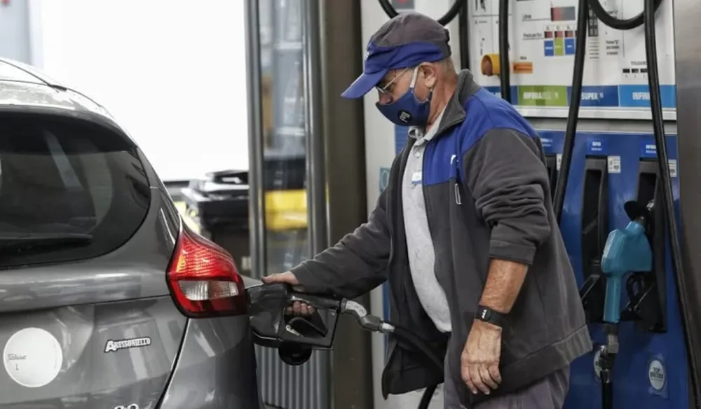 Falta de gasoil: vehículos con patente extranjera pagarán más en las estaciones YPF