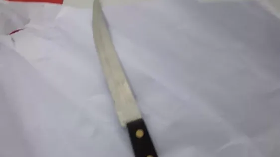 Porque no encontraba sus auriculares, una joven amenazó con un cuchillo a su madre