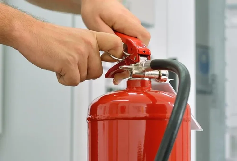 Matafuegos: cómo usar correctamente el extintor en caso de incendio del auto