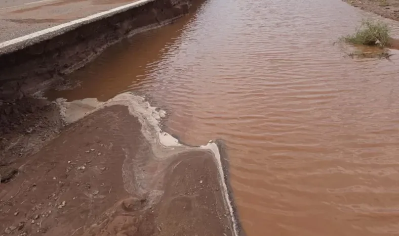 La tormenta del viernes provocó socavones a los costados de la Ruta 141  a la altura de Marayes.