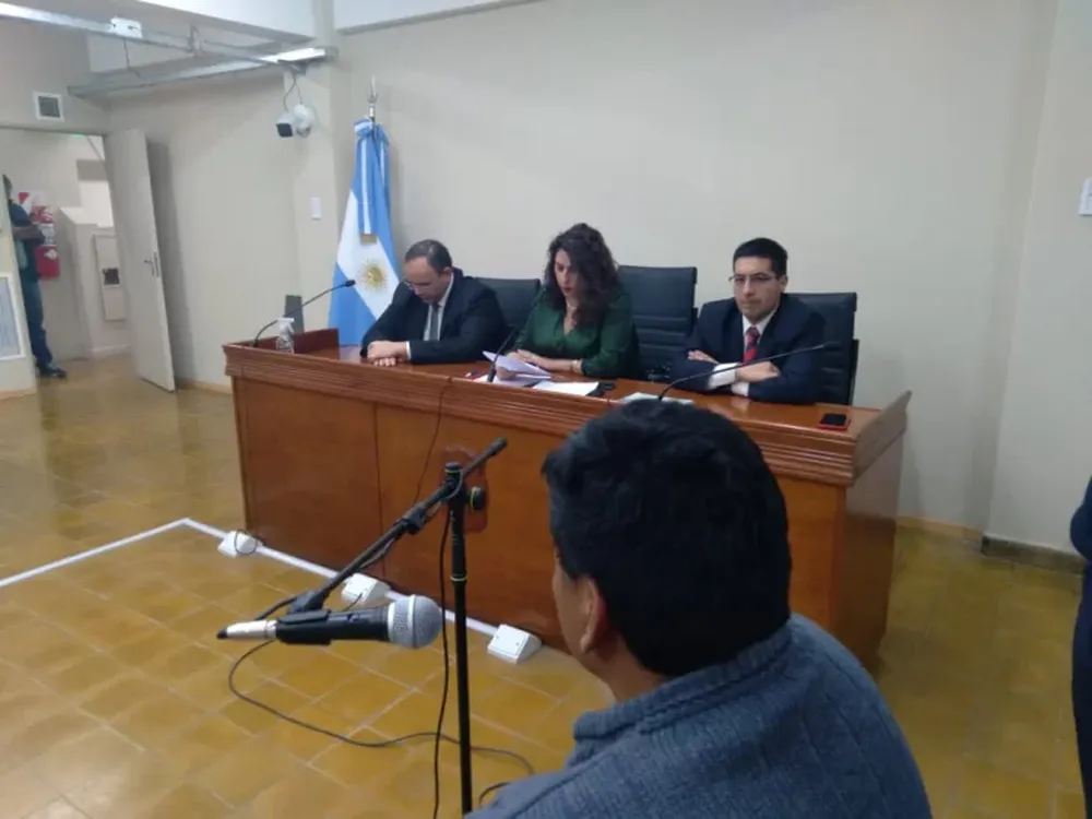 Doce años de cárcel para changarín que violó a 3 hijas: las extorsionaba con matar a la madre