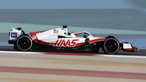 Magnussen y el Hass sorprenden en Bahrein