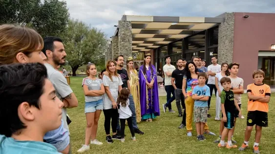 Entre los secretos de la Ciudad y degustando vinos frente a parrales se vive el finde largo