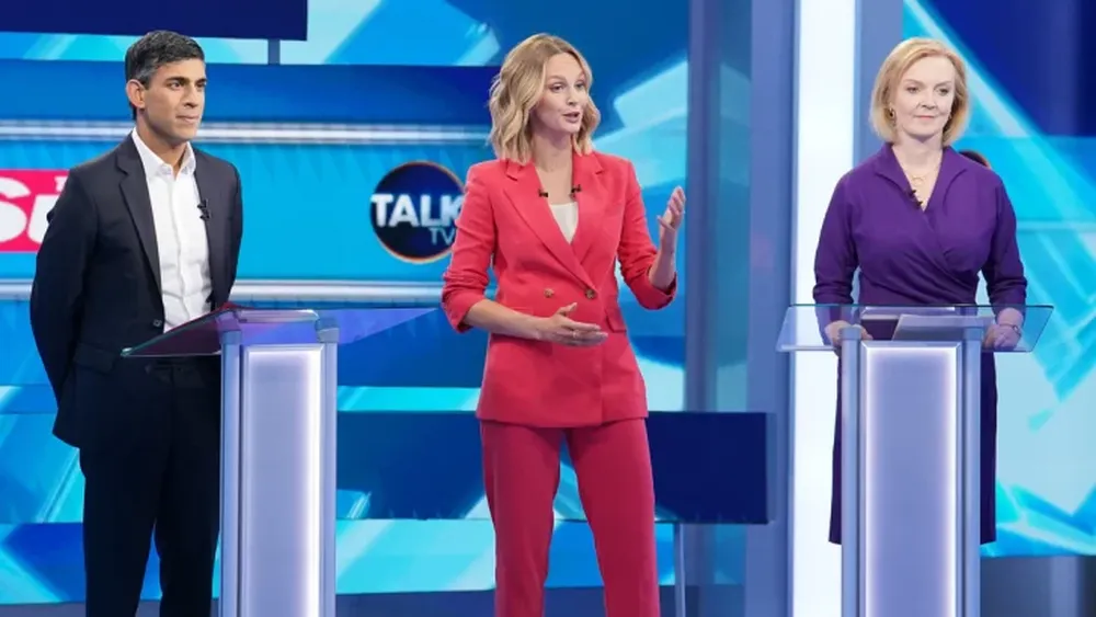 Fuerte estruendo por el desmayo de la moderadora interrumpe un debate