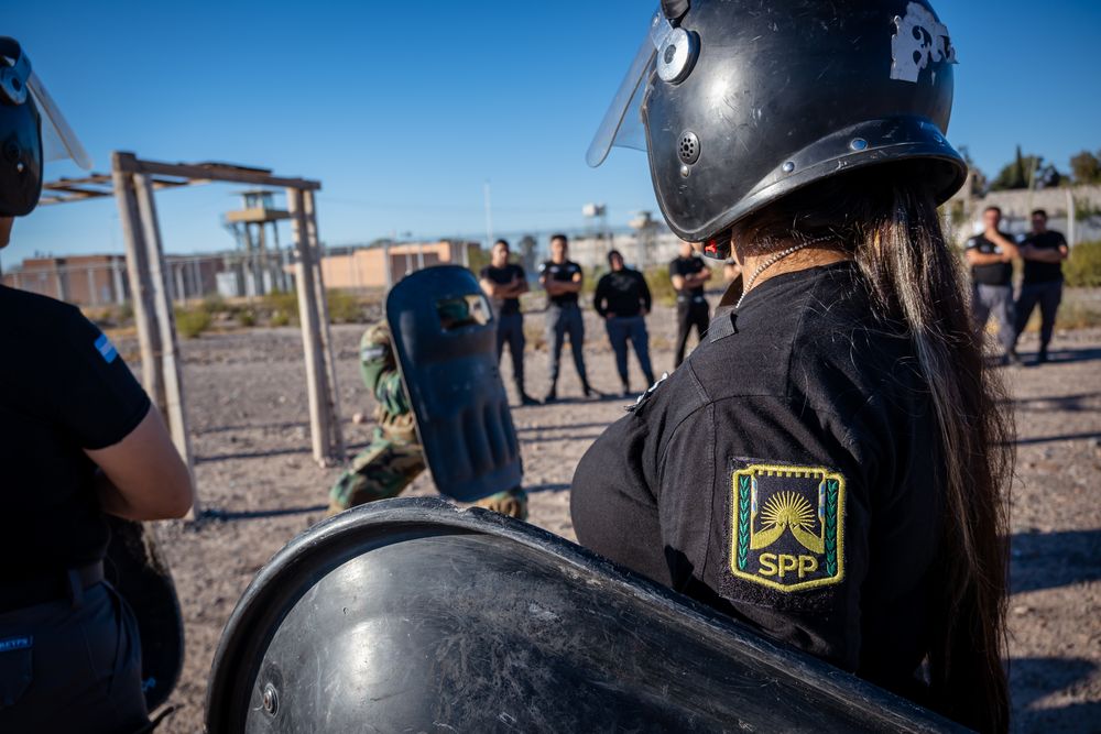 Hombres y mujeres del Servicio Penitenciario de San Juan participan de la capacitaci&oacute;n.