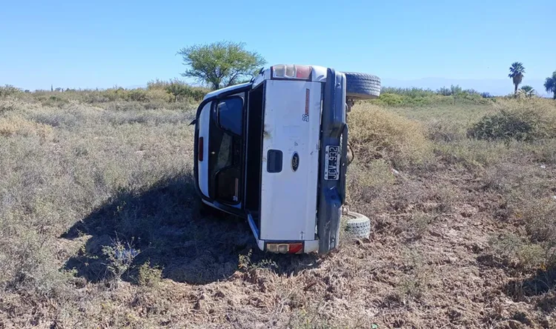 La camioneta Ford Ranger que volcó en Angaco.