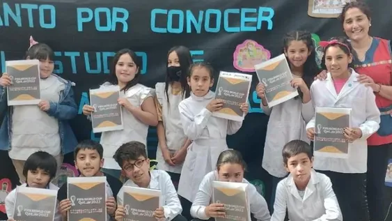 En una escuela de Calingasta hacen sus propias figuritas del Mundial para aprender valores