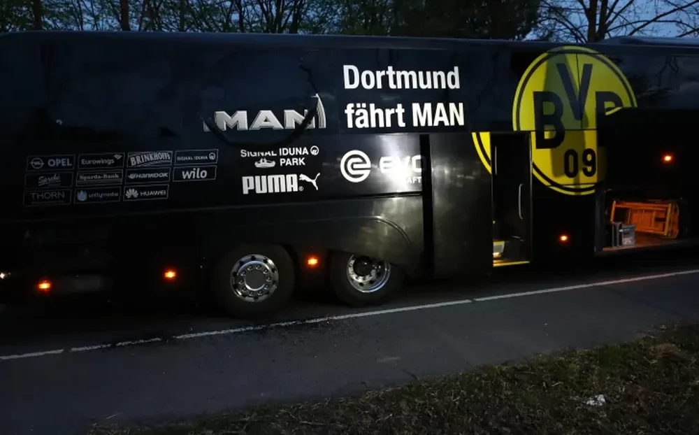 Por una explosión en el micro del Dortmund se suspendió el partido con Mónaco