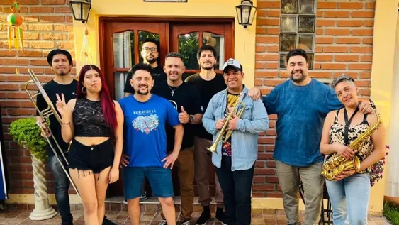 Homenaje a Silvio Rodríguez de la mano de “Tu Son Son” y la “Rodríguez Band” en un encuentro apasionado de canciones y salsa