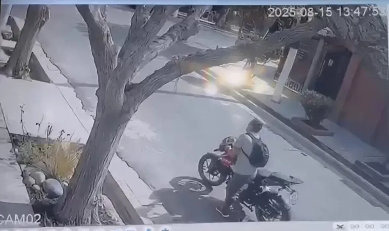 Vecinos sorprendieron a un sujeto con una moto robada y lo entregaron a la policía