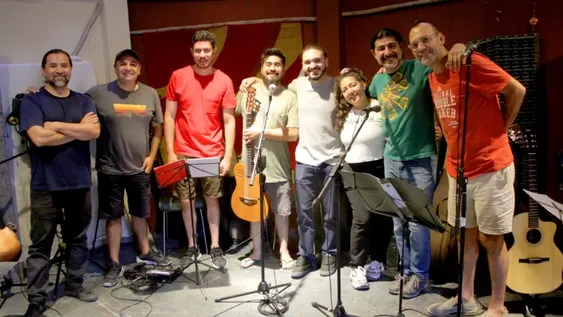 EN PLENO ENSAYO. Tito Medina junto a Lucio Flores, Matías Sánchez, Javier Gómez, Matías Inostroza, Flor Carmona, Juanse Arano, Luis Pulenta, Agustín Hidalgo y Federico Benítez.