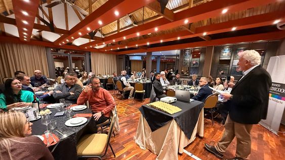 todos los que participaron de la cena empresarial que brindo el banco credicoop en san juan