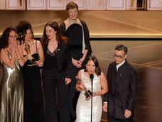La argentina Violeta Kreimer (primera desde la izquierda) compartió el premio junto al equipo del cortometraje Dos personas intercambiando saliva. La argentina Violeta Kreimer (primera desde la izquierda) compartió el premio junto al equipo del cortometraje Dos personas intercambiando saliva.