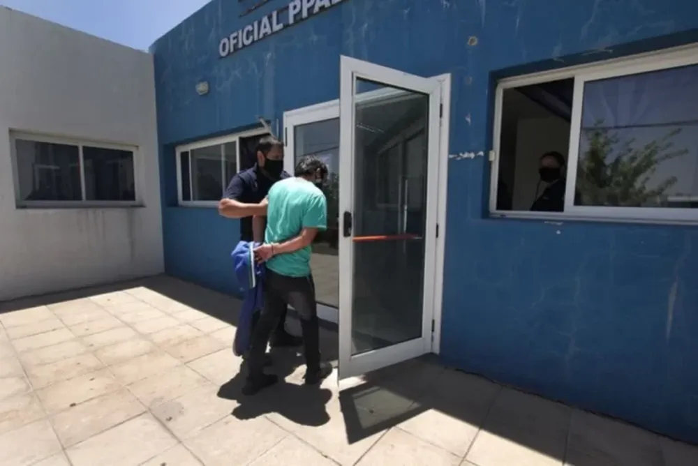 Incendió la casa de su expareja y mató a sus tres perros