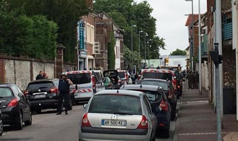 Toma de rehenes en una iglesia francesa: un cura fue degollado