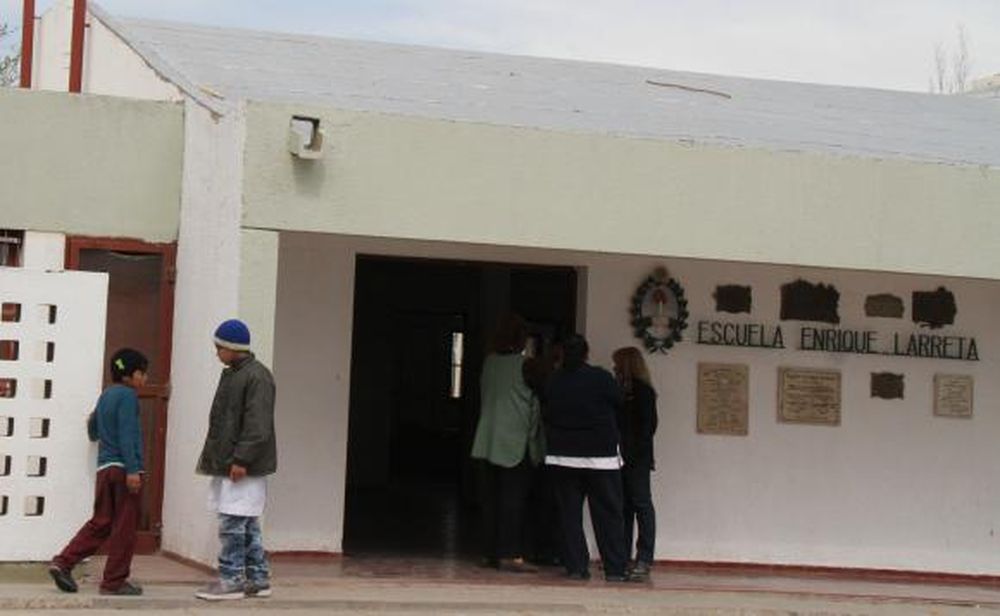 Roban computadoras y hasta relojes de pared de una escuela rural
