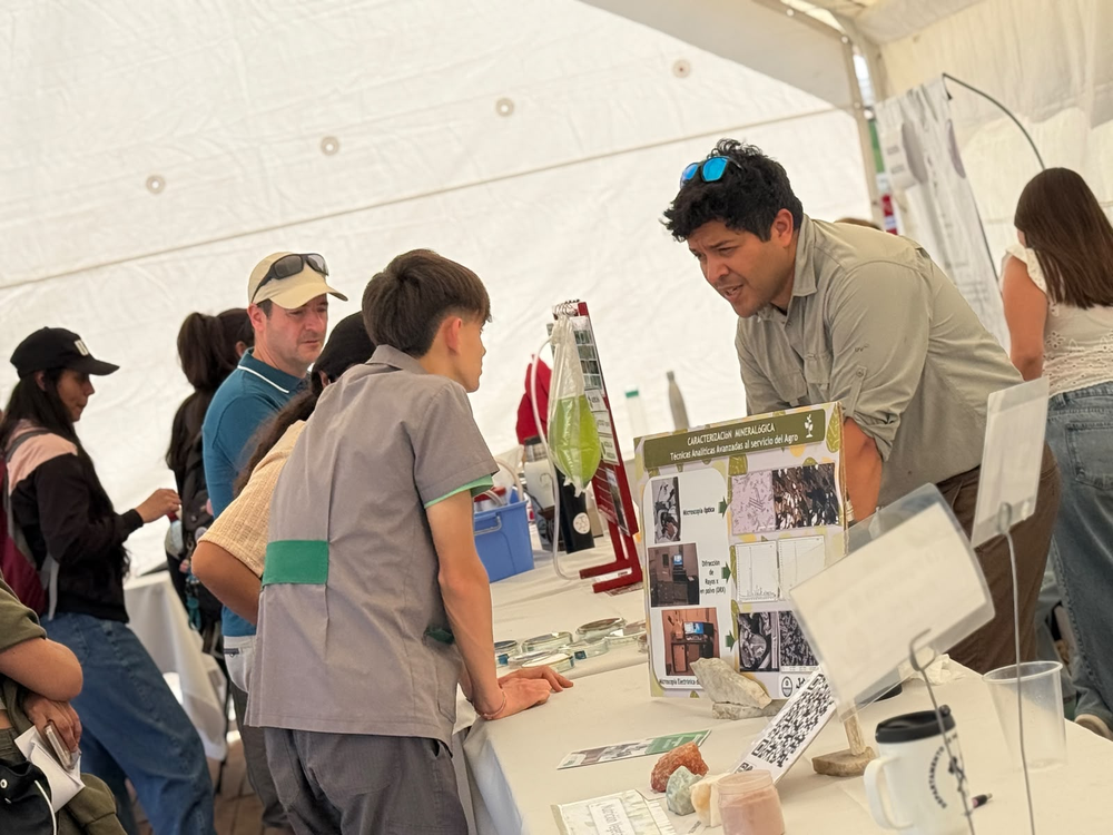 Un técnico de la Facultad de Ingeniería de la UNSJ explica las pruebas de caracterización mineralógica aplicadas al agro.