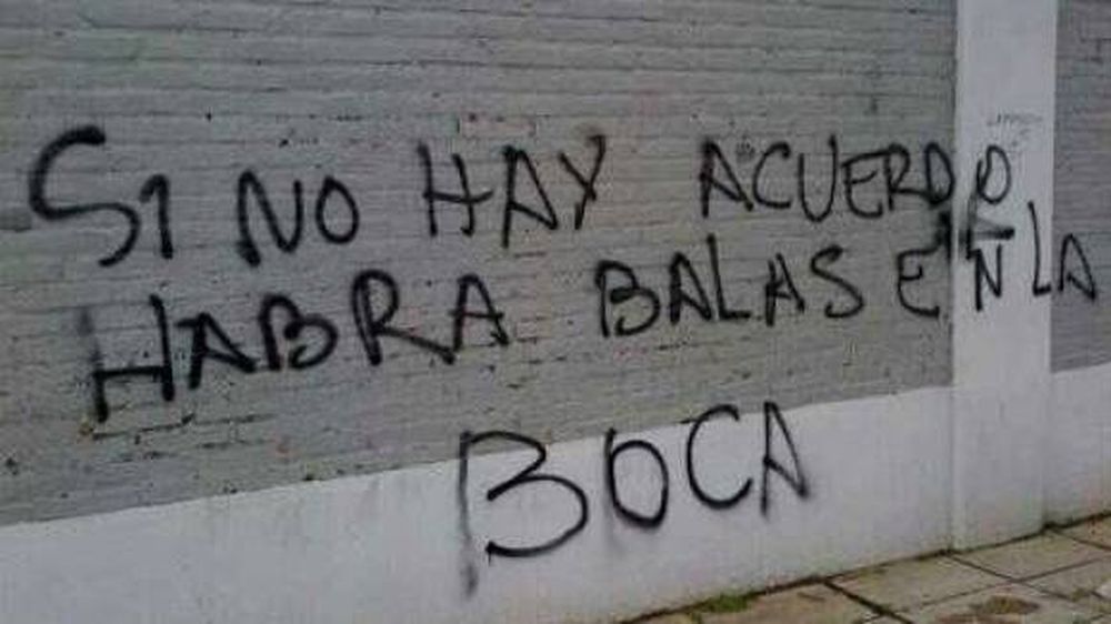 La barra y un mensaje  en forma de amenaza