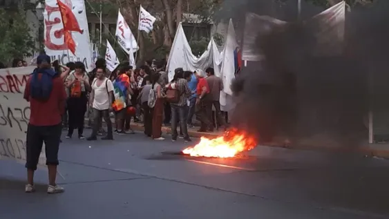 Marcha en San Juan: encapuchados prendieron fuego frente a la Catedral