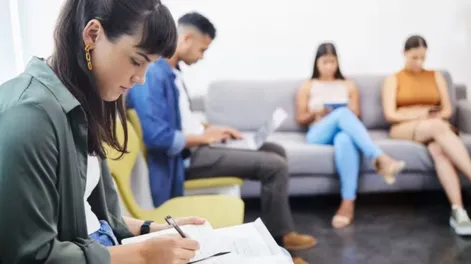 Los argentinos que buscan trabajo piden salarios de casi $1,7 millones: el detalle por sector