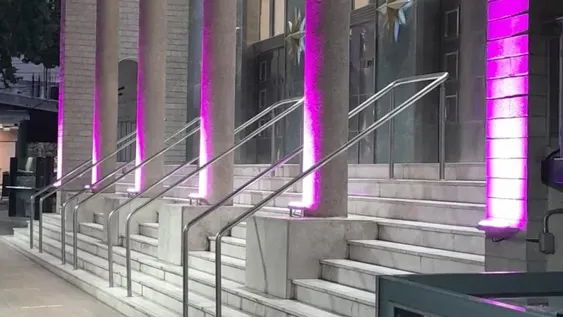 Por el Día Contra el Cáncer de Mama, la casa matriz del Banco San Juan se iluminó de rosa