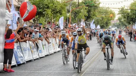 Emocionate. Fue el final de ayer. Marcos Méndez sobrevivió a la neutralización y ganó el parcial que culminó en Chimbas. La etapa de esta tarde larga y termina en Pocito, tras ir a 9 de Julio.