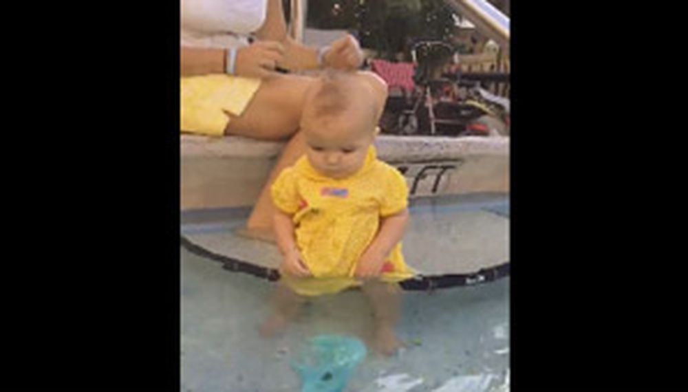 Indignación y polémica por el video de esta beba en una pileta