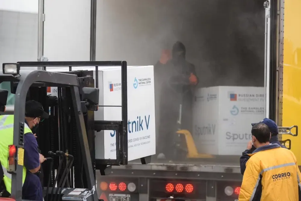 Llegaron al país otras 370 mil vacunas Sputnik V y a San Juan vendrán 5.400