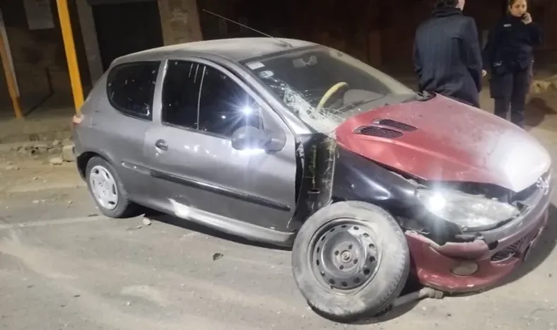 Perdió el control del auto y protagonizó un aparatoso choque contra un pilar