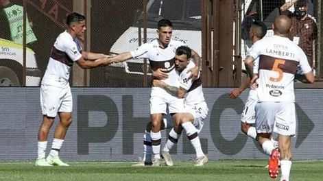 Platense goleó a Atlético Tucumán