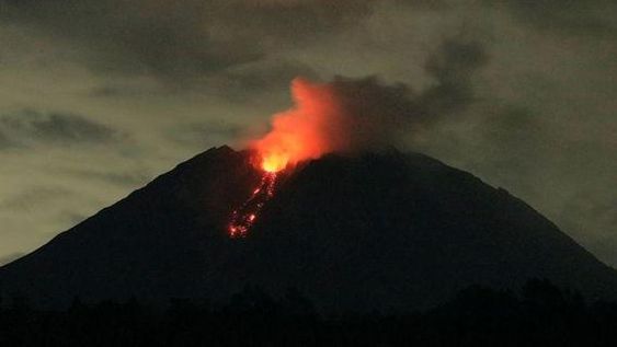 Se elevó a 34 el número muertos por la erupción del volcán Semeru de Indonesia