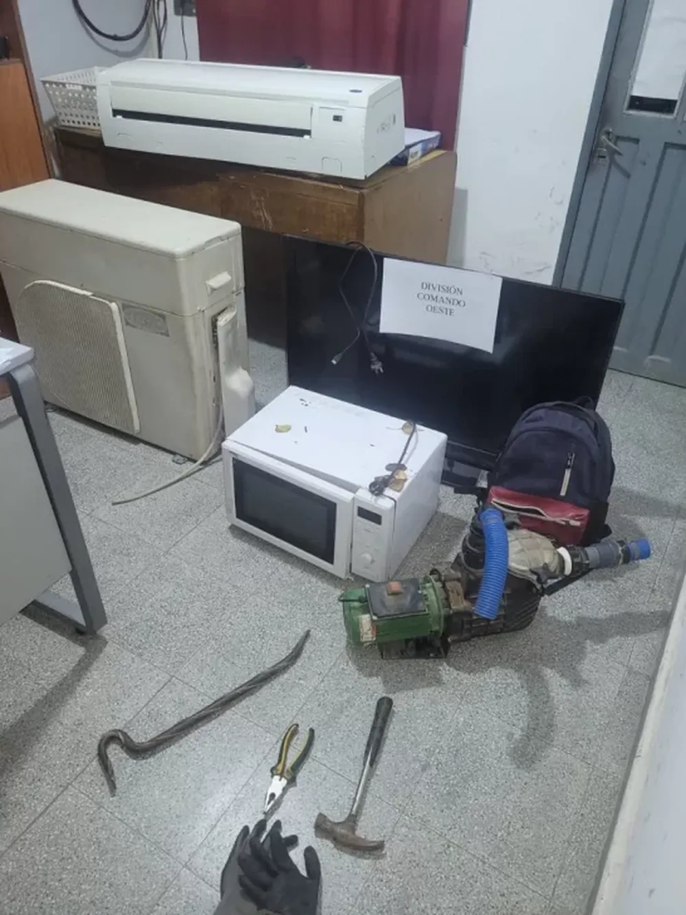 Delincuentes huyeron y un remisero quedó detenido con electrodomésticos y herramientas